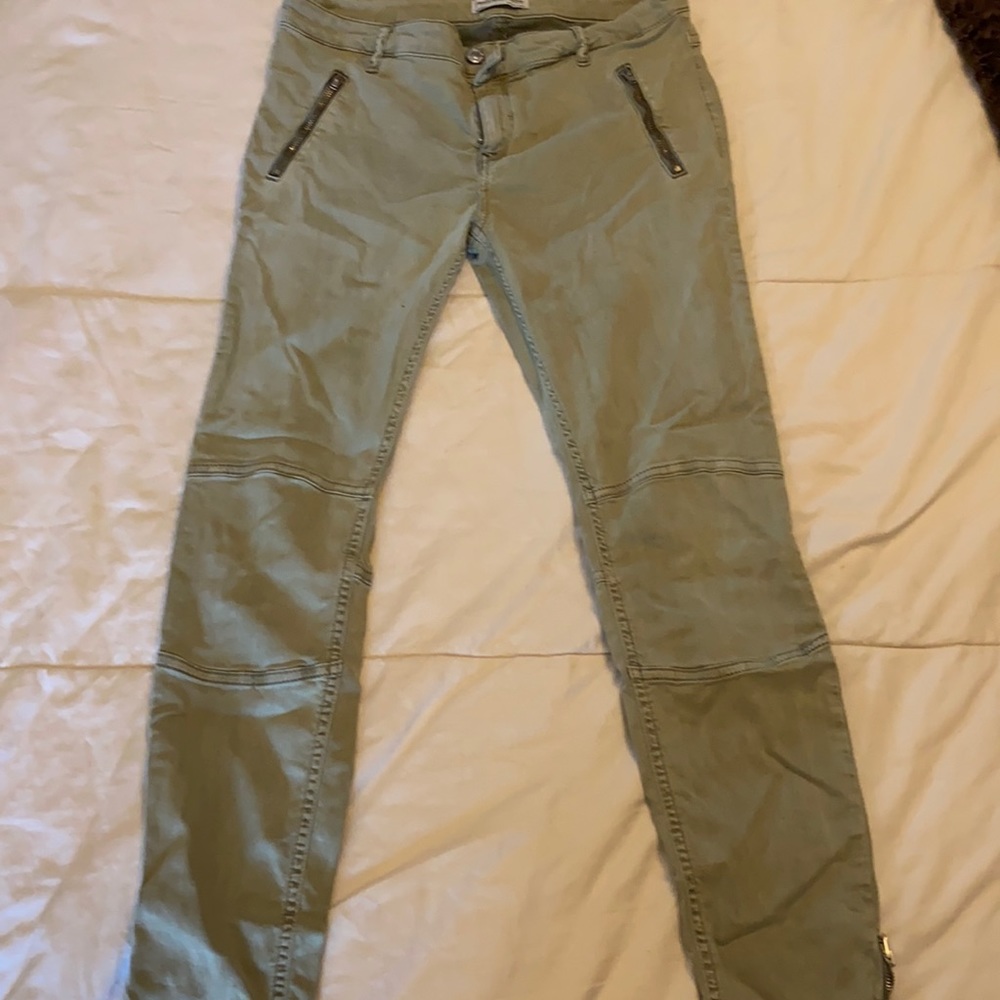 Khaki size 6 pants. Zipper pockets and ankle.